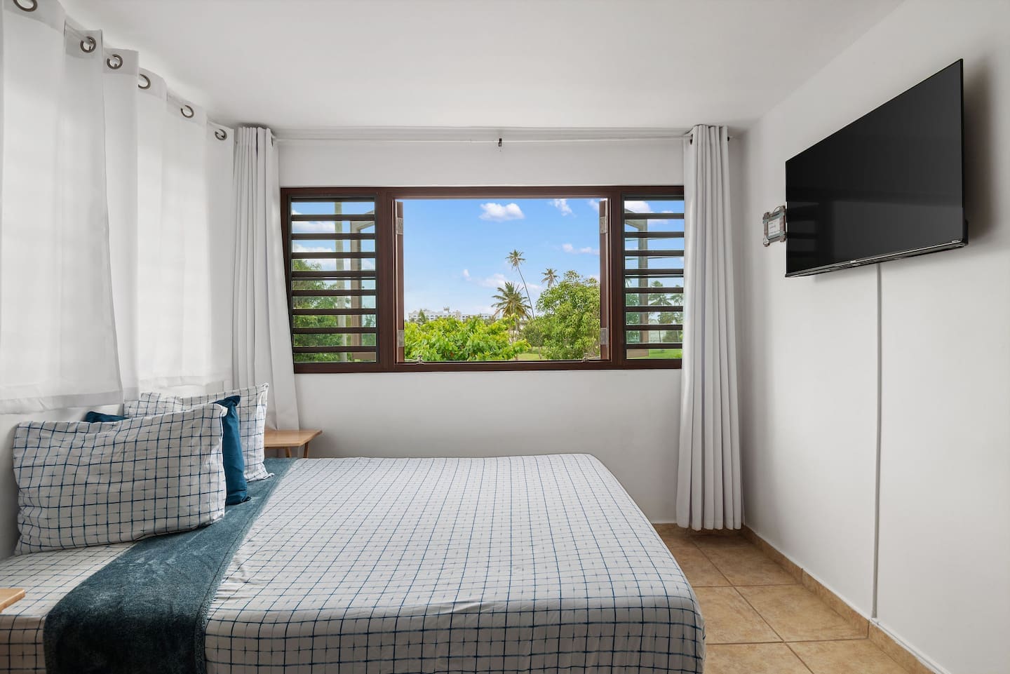 Gaviota apartment with golf and garden views