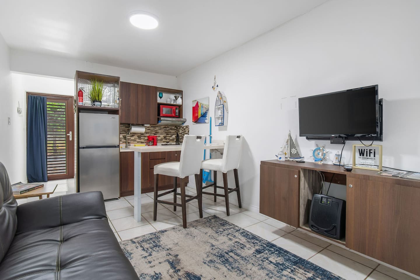 Marlin kitchenette with breakfast bar, smart TV and futon