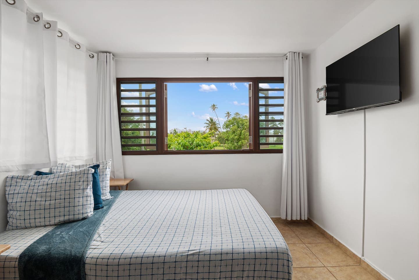 Gaviota apartment with golf and garden views